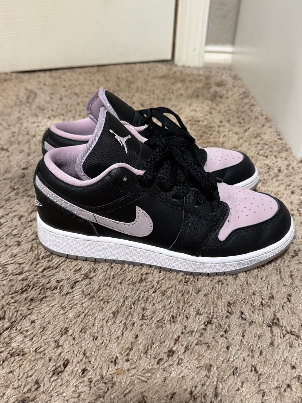 Nike Jordan Boys Low-Top Sneakers in Black and Light purple